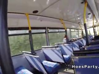Amateur schlampen teilen schwanz im die öffentlich bus