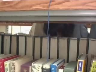 Mladý mladý žena tápal v knihovna