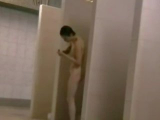 Unaware amatéři filmoval v sprchový pokoj