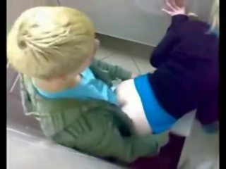 Superior blondinka damsel fucked in jemagat öňünde restroom