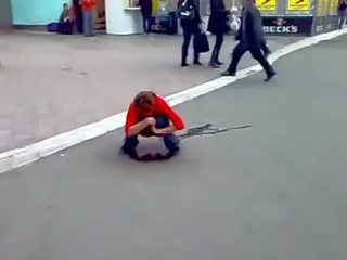 П’яна російська молодий жінка пісяти в вулиці