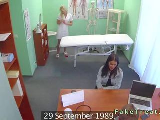 巨大 奶 病人 手指 由 护士 在 假 医院