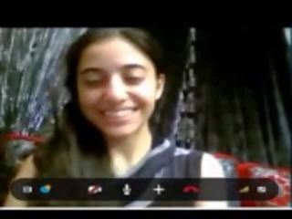 Adorable indien ado montre son étroit chatte sur webcam