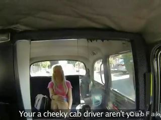 Fantastiskt blondin körd i fejka taxi på solig dag