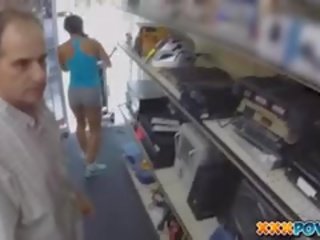 Muscular latina nena follada en pawn tienda