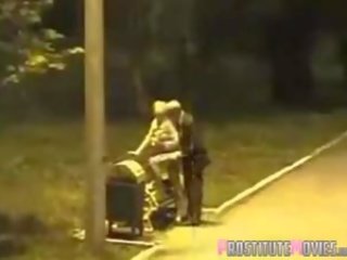 Adolescent avec une catin en la parc
