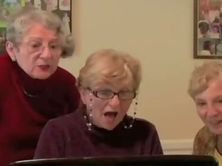 3 babičky react na velký černý johnson pohlaví video klip