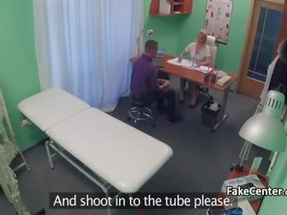 Utrolig sykepleier helping fyr til sæd