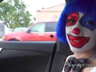 Násťročné v klaun kostým trtkanie von na výstrek