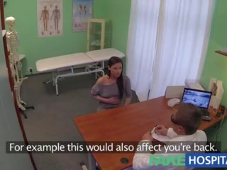 Fakehospital caché cameras capture patient en utilisant massage outil pour un orgasme