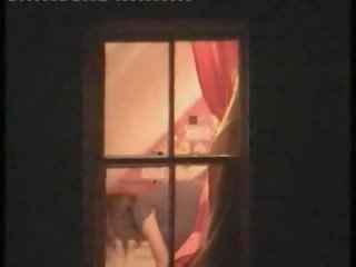 Pen modell fanget naken i henne rom av en vindu peeper