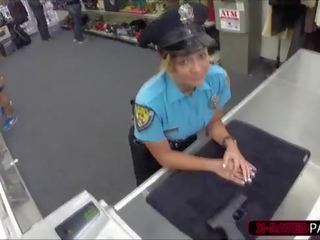 Bájos és csábító rendőr nő jelentkeznek kalapált által shawn