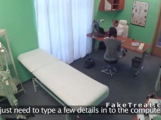 Healer ofina pacient na a psací stůl