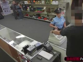 פרובוקטיבי משטרה קצין רוצה ל pawn שלה דברים קצוות למעלה ב ה משרד