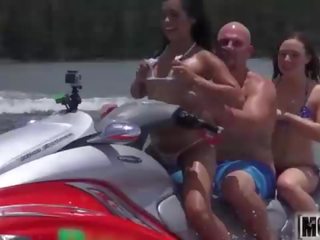 Тийнейджъри езда на парти лодка клипс starring ева saldana - mofos.com