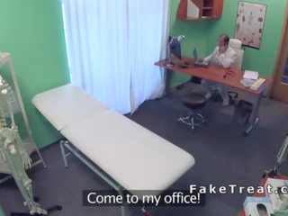 Orál x menovitý klip medzi sestrička a medico v falošný nemocnica