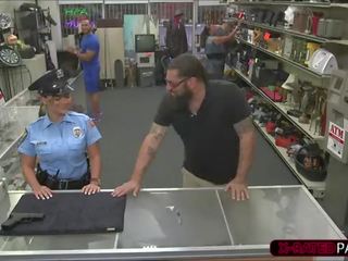 Sexy policejní žena chce na pawn ji weapon a konce nahoru v prdeli podle shawn