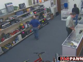Robber diventa un cazzo giocattolo in un pawn negozio